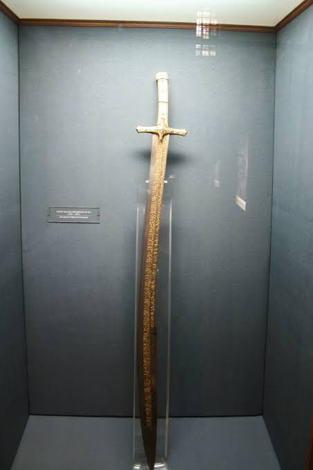 Pedangnya Kaisar Romawi, Muhammad the Conqueror yang membebaskan Konstantinopel. Beratnya 7 kg dengan panjang 1,25 m, kalau pengen nyoba ya ambil dumbell 7 kg terus diayunin, ya seperti itu rasanya pake pedang ini. Pedang ini menarik karena ada ukiran hiasan doa pengharap untuk