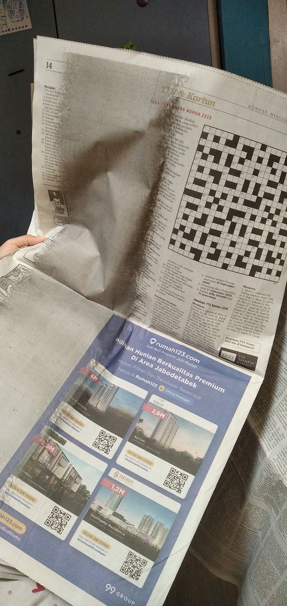 perempuanapi's tweet photo. Halo @kompascom kondisi cetakan koran yang saya terima hari ini. Lokasi depok. Jadi ga bisa baca komik 😁 https://t.co/f4NyHAETAu