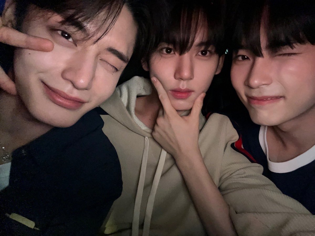 Night brothers' time. (ft. Yujin's golden hands) 📸