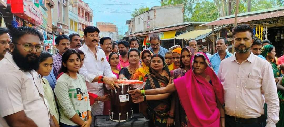 श्रावण अधिमाश के सोमवार को परसो अपने क्षेत्र के संगीत मंडली की बहनों एवं भाइयों को लगभग 42 सेट हारमोनियम ,तबला ,ढोलक व अन्य संगीत सामग्री वितरित किया ... 
#मेरा_विधानसभा_मेरा_परिवार