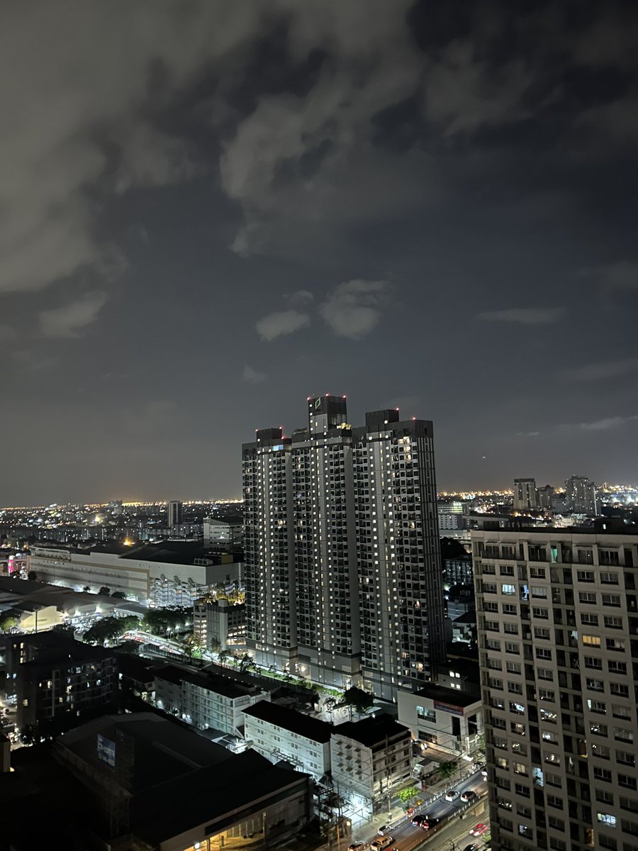 バンコクのコンドミニアムにきた、買ってから初めての泊まりです😊
高級ホテルにいる感じ、都心から結構離れているけど。