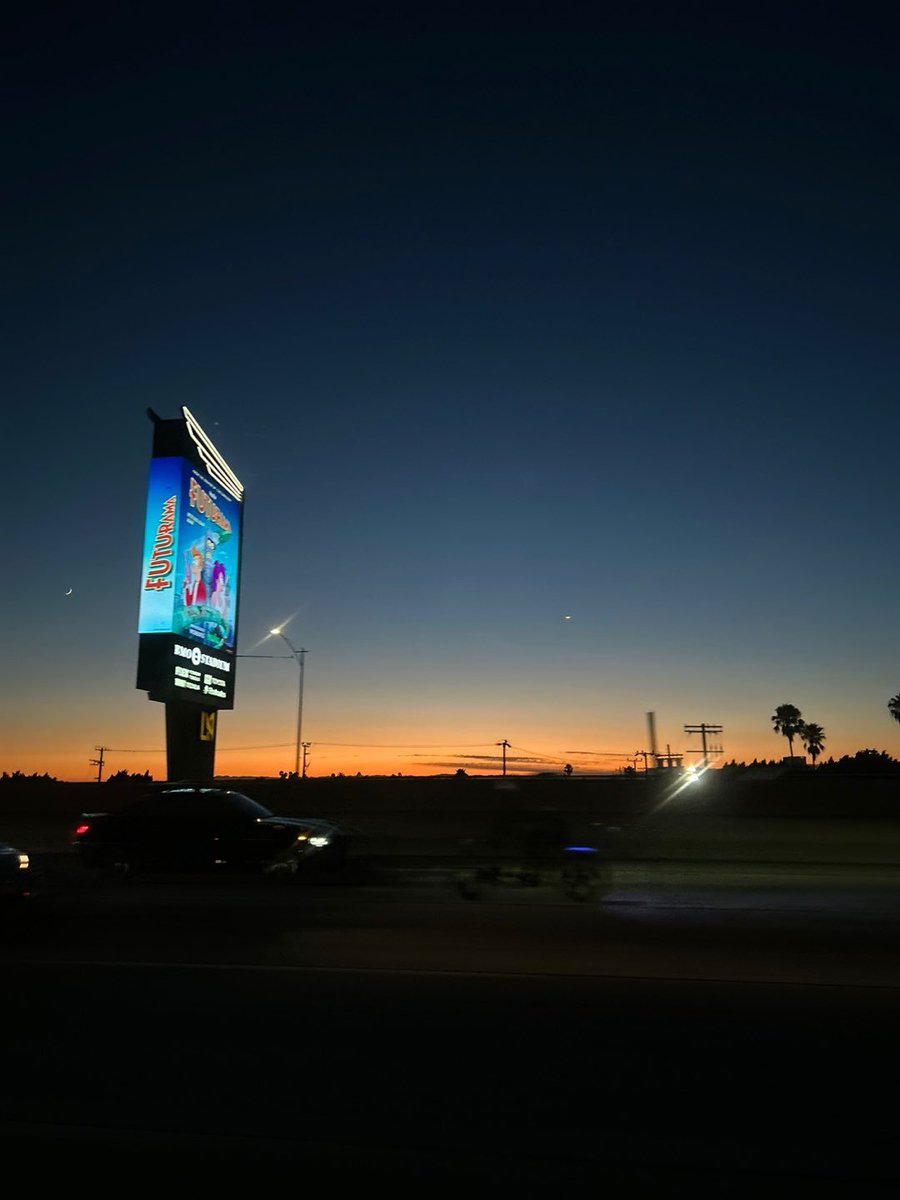 Mirror selfie to kick off my arrival in this city. I can't believe I'm in LA already! The weather is indeed super nice, and I can't wait to explore the city later if I have some special leisure time with the boys. I'm sure there are numerous cool places out there, aren't there?