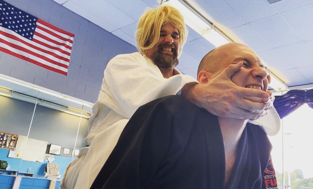 Funkmaster__V's tweet image. The fake UFC Funkmaster lost to a dude with a pink afro. It’s about time for Funkmaster V to get his mink coat out of storage and show these fools wussup in a ring. #funkmaster #funkmasterv #ufc #ufc