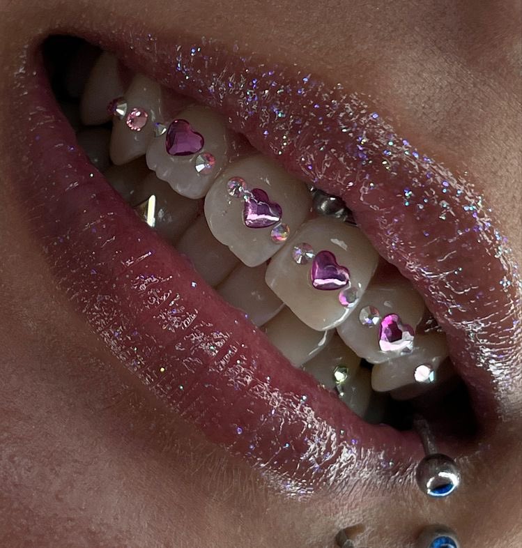 sakurafraise's tweet photo. i’m so obsessed w pretty tooth gems rn!!! https://t.co/KUlRl5bc1v
