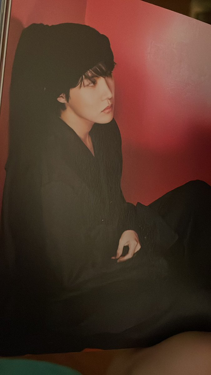 hskharem11's tweet photo. LOOK AT HOSEOK’S TINY DAINTY PRETTY HAND IM LOSING MY MIND https://t.co/3TI7PSotMD