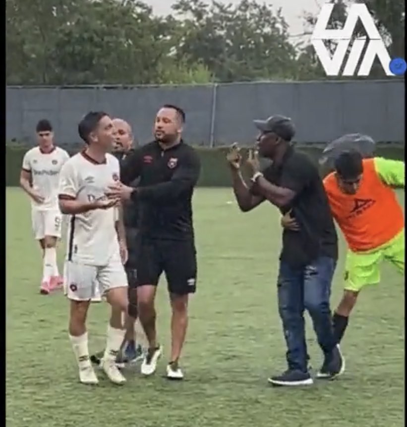 PlanCerati's tweet photo. @ferlin_fuentes Realmente patético y vergonzoso. El
Muchacho evitando que su “entrenador” siga agrediendo verbalmente a un jovencito. 
Bennette rebaja aún más el escudo de Herediano demostrando toda su vulgaridad y falta de control. https://t.co/LZUcCyWZ8w