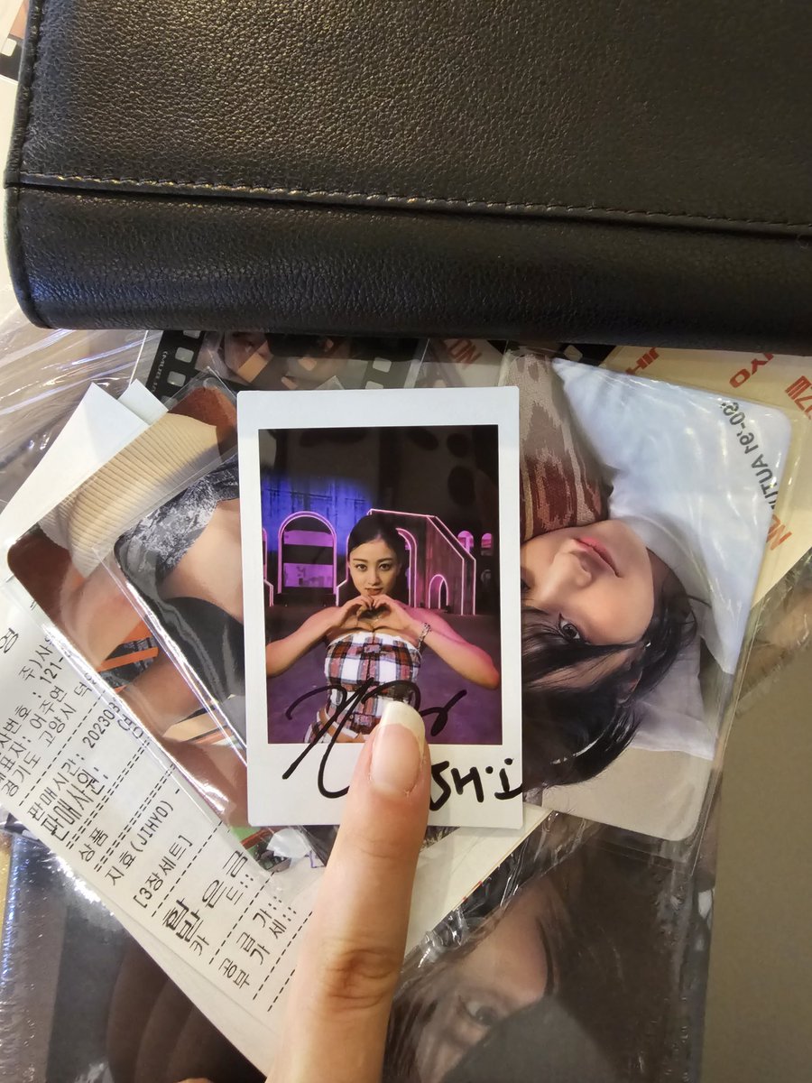 null_press's tweet image. 죠갓 박죠갓

박지효님 싸인 폴라 감사드립니다 울며 받습니다 
#박지효 #JIHYO #ZONE #사인폴라