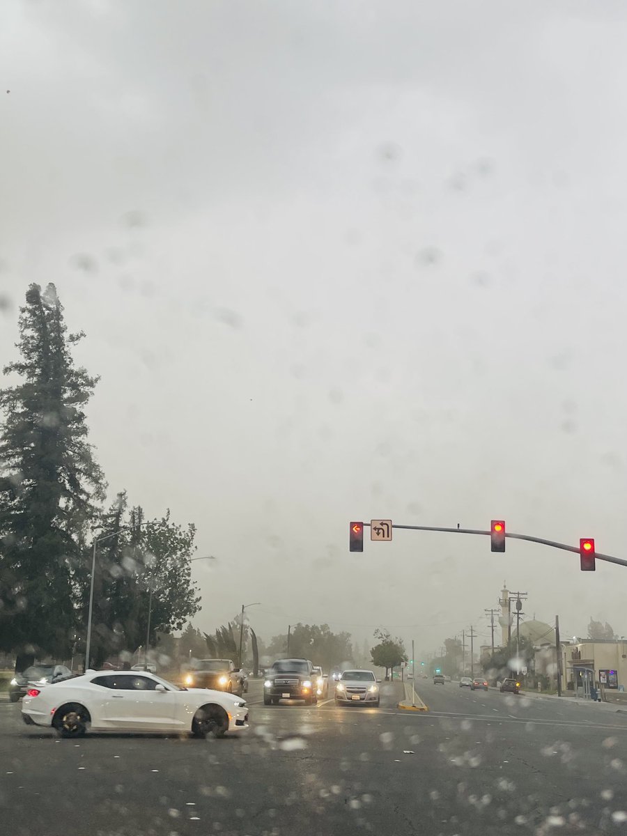 IncredibleLaura's tweet photo. Ummm~storm in Fresno 😬 Be safe! https://t.co/xaSN36TMEB