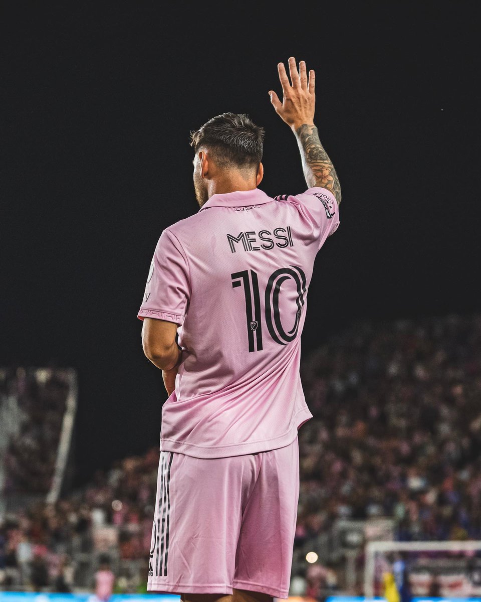 No intentes ocultarlo. No te engañes más, por favor. No te esfuerces en negar lo evidente. Se llama Lionel Messi, pero puedes decirle el ÚNICO Y VERDADERO REY DEL JUEGO.