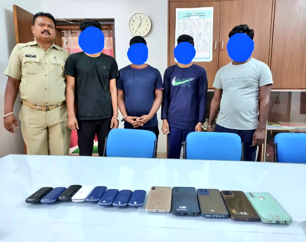 Chandahandi PS team apprehended 4 professional frauds from Jhiripani PS limits of Rourkela district in PS case No.112/2023 #cyberfraudcase. They have cheated Rs.70300/- from the complainant in online mode. 
Seized 11 Nos. mobiles from them.

<a href="/odisha_police/">Odisha Police</a> 
<a href="/digswrkoraput/">DIGP, SWR Koraput, Odisha</a>