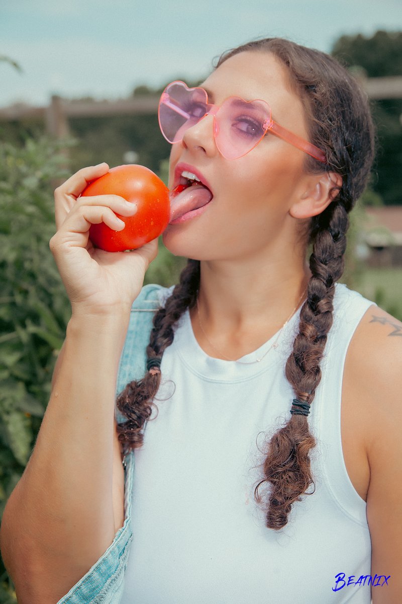 msmaxinemayhem's tweet photo. She looks like a farmer in those clothes....
#onlyfansgirl #missmaxinemayhem #embracethemayhem #curvynaughtynatural #gardeninggirly #bustybabe https://t.co/Fw0eKFDhnP
