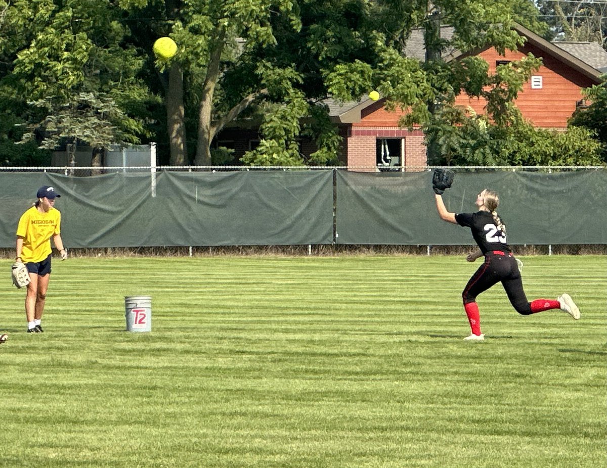 MaddiBancroft09's tweet photo. Had a great time at the T2 Advanced Outfield Clinic today! I learned a ton that I can apply to my game. Thanks to @HaileyBila and @EllieSieler for the great instruction! 🥎🔥 @Kenzie_LongT2 @pezzplayers @09Ohio
#GoGreen #GoBlue https://t.co/pBuJ2rod6J