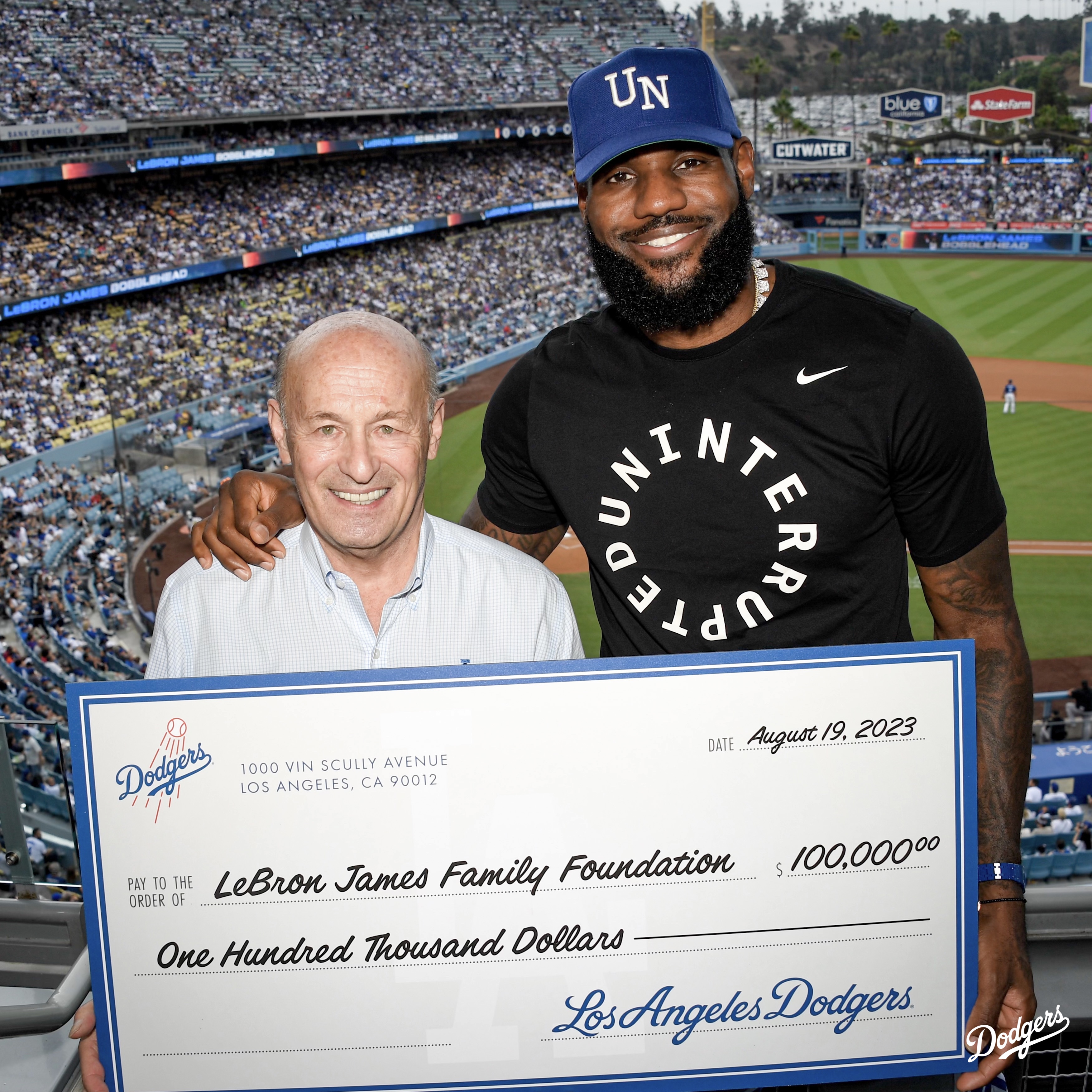 LeBron, Bronny, and the rest of the James family attended a Dodgers game on his bobblehead night