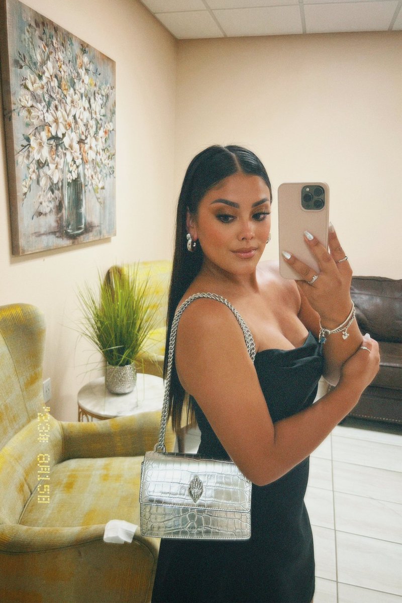 camiherreraxo's tweet photo. where we going? 😏🖤 https://t.co/phLwb68l3T