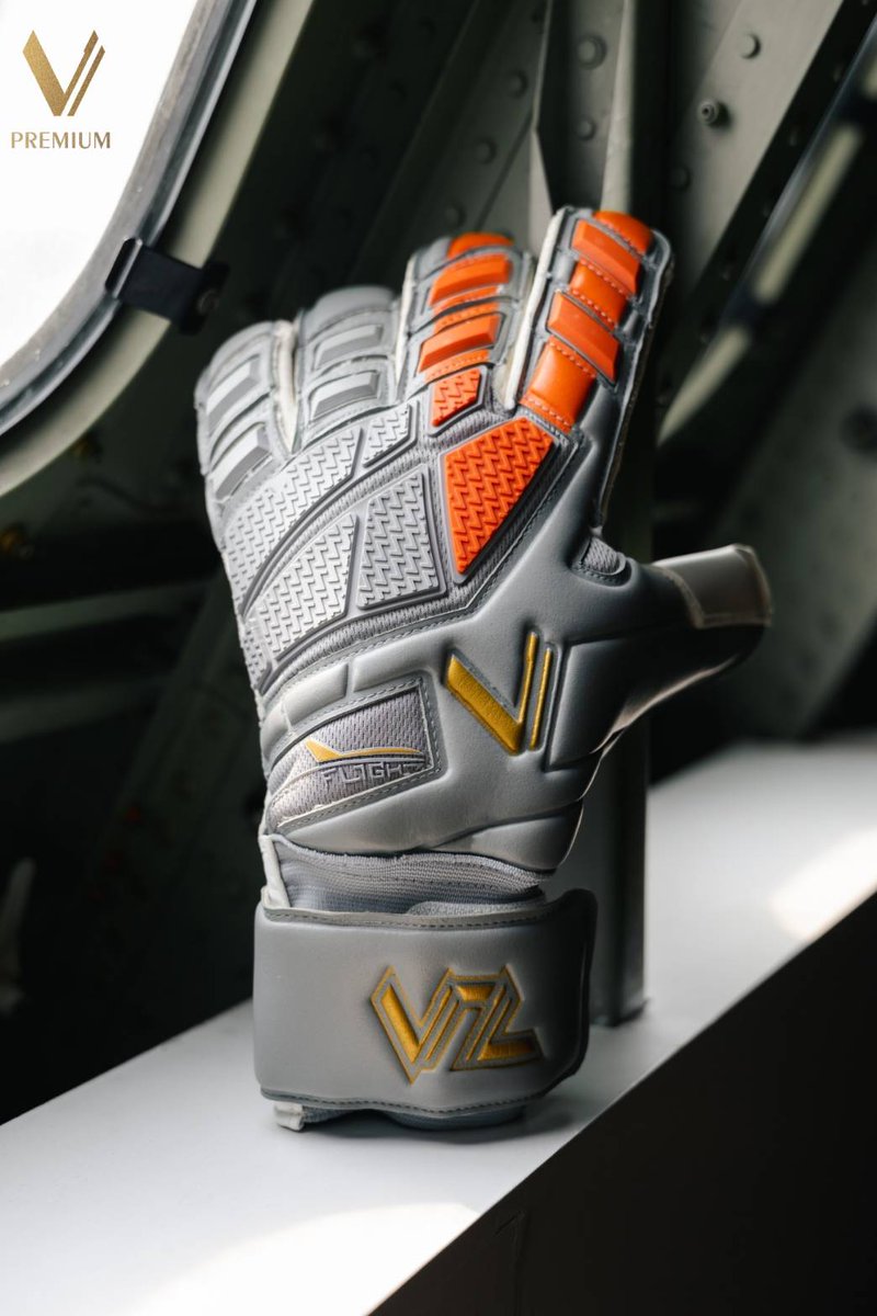 VPremiumJapan's tweet photo. VirtitaZ V6M

パームは耐久性少々低めの柔らかくて濡れた環境でグリップ性が高まるGG2パームを採用しているゴールキーパーグローブです。

ガンカット（ロールカット）で指を包み込んでくれる感覚がたまりません。

在庫あります！ https://t.co/OjXbeFqdVf