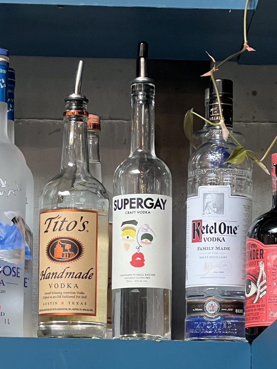 pienar's tweet photo. hey sorry they said they can only serve you the middle one https://t.co/4k5U5qN7fG