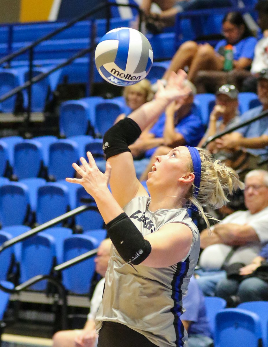 GottulaTodd's tweet image. The @UNKvolleyball atmosphere is strong even when it's "just a scrimmage." Can't wait to watch this team grow. #NetGains