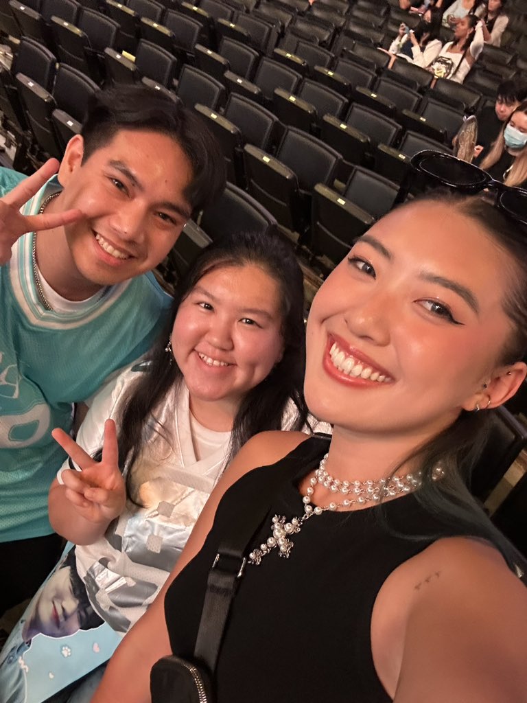 wookieclouds's tweet photo. WE MET YAEBY PLSJSISJSS SHES LITERALLY SITTING IN OUR SECTION😭😭😭 she’s so nice and prettyyy omg guys💙💙 @seokmatchayew https://t.co/WCd7oFzX6X