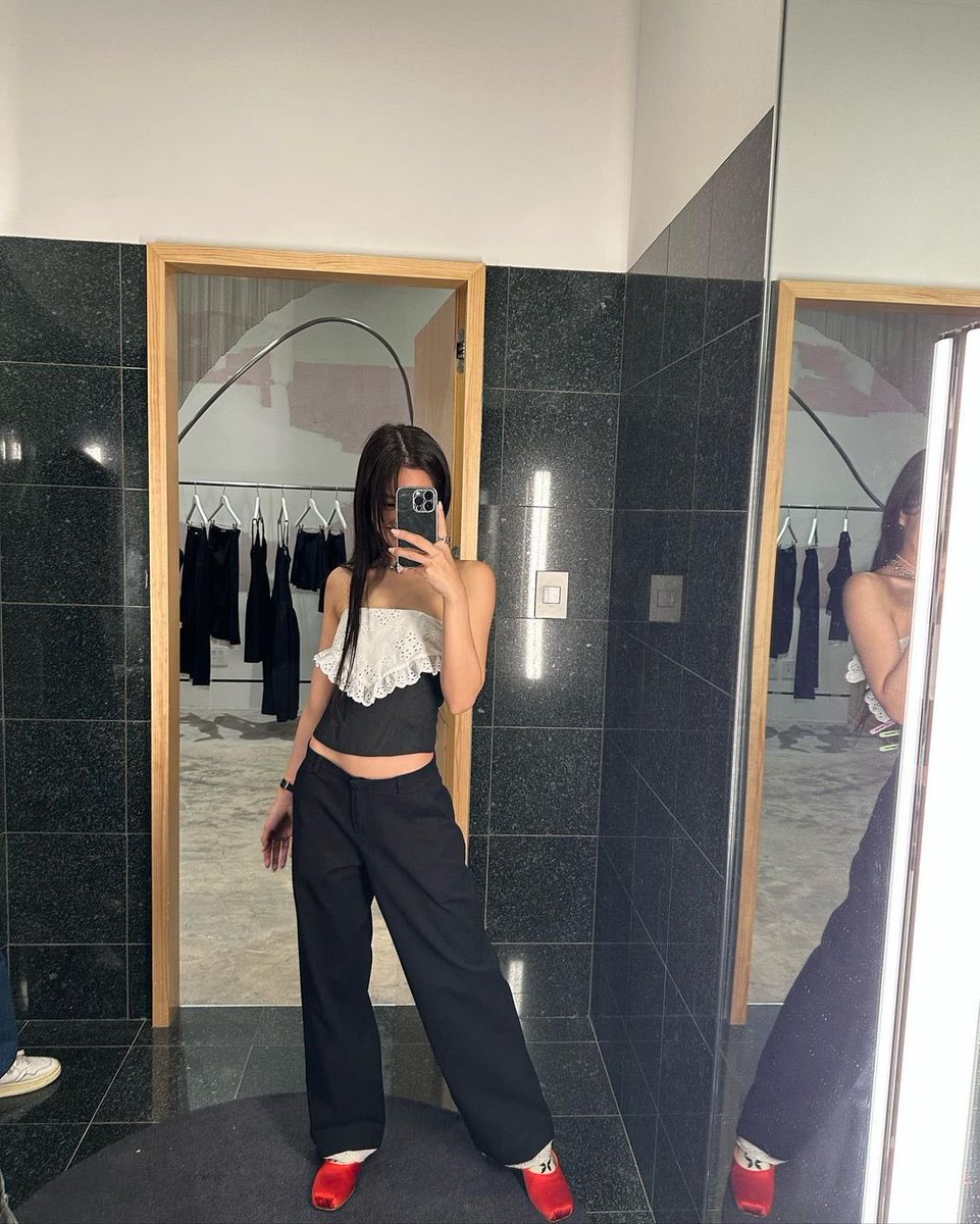 jenniepics's tweet photo. jennierubyjane https://t.co/QdDtH9puLL