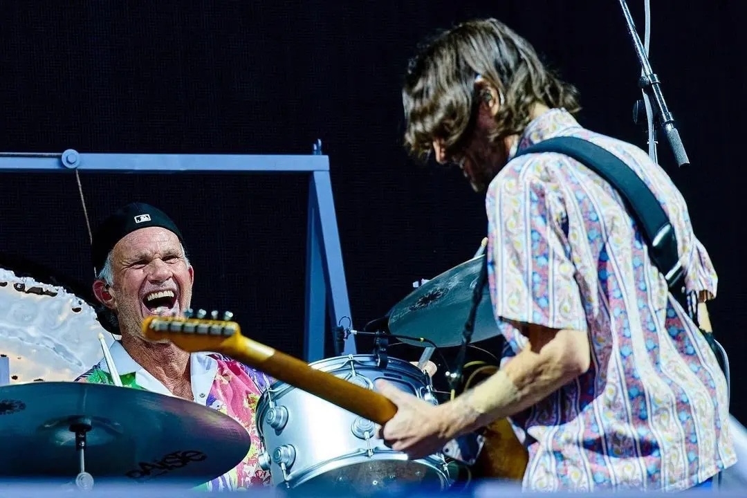 ChiliPeppersArg's tweet photo. " Chad es más sensible a nosotros de lo que nunca lo fue en el pasado. Está interactuando con nosotros de maneras que no recuerdo que haya hecho en ninguna de las veces que estuve en la banda. Mantuvo siempre las cosas unidas y nos empujó y todo eso, pero no nos escuchaba de la forma en que lo hacía. ahora nos escucha. Como si fuera realmente sensible, como persona también. Tiene una sensibilidad que no asocié con que tuviera algo así cuando me reincorporé "

John Frusciante en el podcast Broken Record con Rick Rubin
