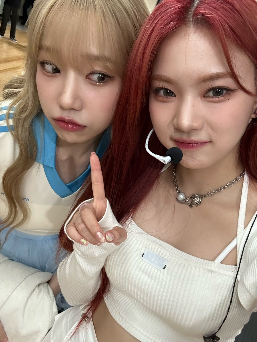 wndkhae's tweet photo. 채영이 버블에 조유리님이랑 찍은 셀카!! https://t.co/tXi0IeDcf2