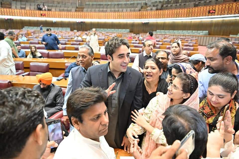 DrShahnazSolngi's tweet photo. وزیر خارجہ و چیئرمین پیپلز پارٹی بلاول بھٹو زرداری کے ساتھ قومی اسمبلی کے اجلاس کے دوران خوشگوار موڈ میں 
2022 https://t.co/GX80N4G2L3