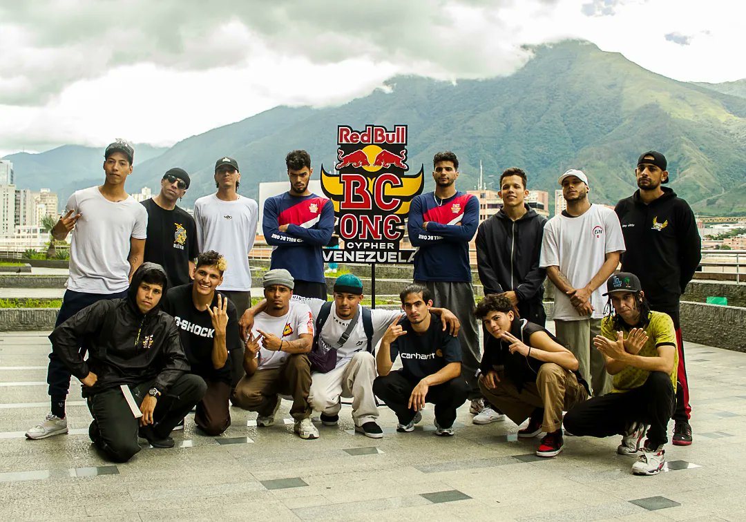 ColectoresFilm's tweet photo. Con dj Q-Fx en los platos y como jurados bboy Speedy Kid, bgirl Kastet y bboy Lil G, quienes tuvieron un arduo trabajo para seleccionar a los finalistas de ambos Top.

📷 @AsheColectores 

El álbum completo en nuestro canal de Telegram ColectoresFilm 👐🏼💯 https://t.co/bFVva7ypQ4
