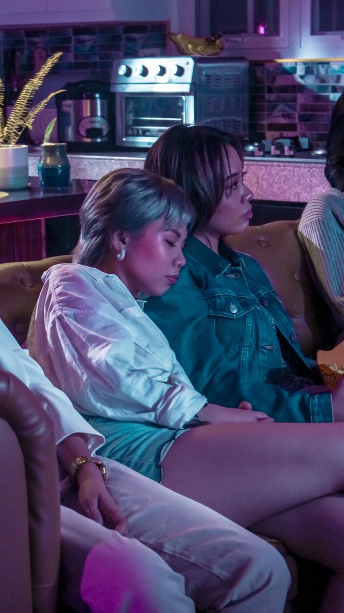 emnx98's tweet photo. the M for EMN98 and MADAM stands for 𝙢𝙖𝙩𝙪𝙡𝙤𝙜 

BTS from NARARA Visualizer✨

Keep on streaming NARARA by @madammusicph 
@ocrecordsph  

ano ba nakakatawa sa hawak mong bowl @musikalyssa  | @akosipappel , @alyremulla https://t.co/0U4fN7bUV5