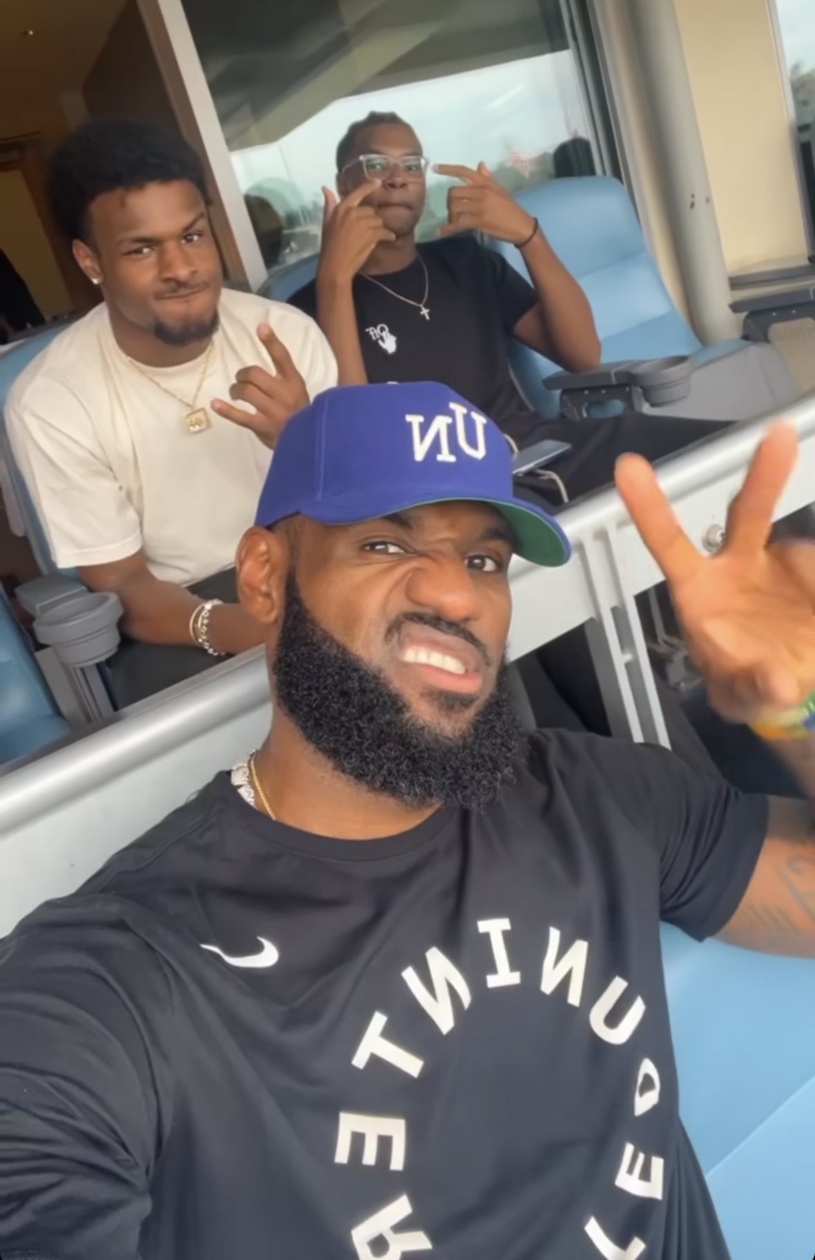 LeBron, Bronny, and the rest of the James family attended a Dodgers game on his bobblehead night