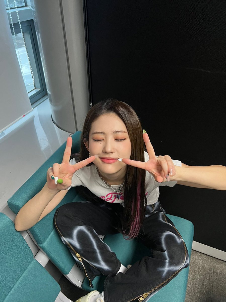 Primeramente #𝕙a͝ppy𖥔࣪𓈒࣪·𝟷𝟿 to <a href="/glassystereo/">𝑚im𝕚c ♡ 𝑌eye̊</a>  y por haberme invitado al #𝖄ǝye𓇬𓈒࣪𝕻arty que se está celebrando a lo grande en el #𝕥he𓊆𝑏ir𝕥h͜͡day𓊇𝒸ake🥳 así que está pequeña lobita no duerme hoy.  

𝙻i𝚝𝚝le 𝚠o𝚕𝑓ie ˑ ֗ ִ ◎ #𝕖dni