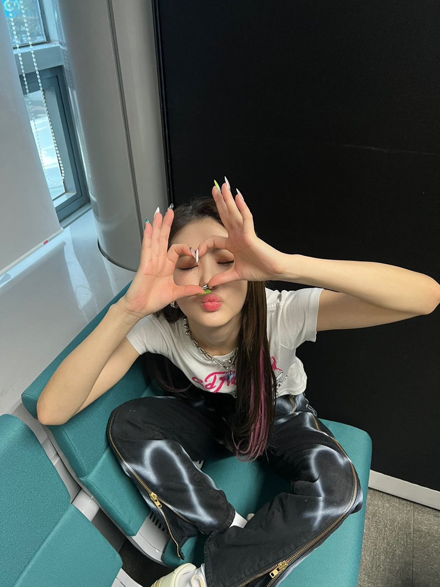 ICHILLINfk's tweet photo. Primeramente #𝕙a͝ppy𖥔࣪𓈒࣪·𝟷𝟿 to @glassystereo  y por haberme invitado al #𝖄ǝye𓇬𓈒࣪𝕻arty que se está celebrando a lo grande en el #𝕥he𓊆𝑏ir𝕥h͜͡day𓊇𝒸ake🥳 así que está pequeña lobita no duerme hoy.  

𝙻i𝚝𝚝le 𝚠o𝚕𝑓ie ˑ ֗ ִ ◎ #𝕖dni https://t.co/u6fCTeGj9t