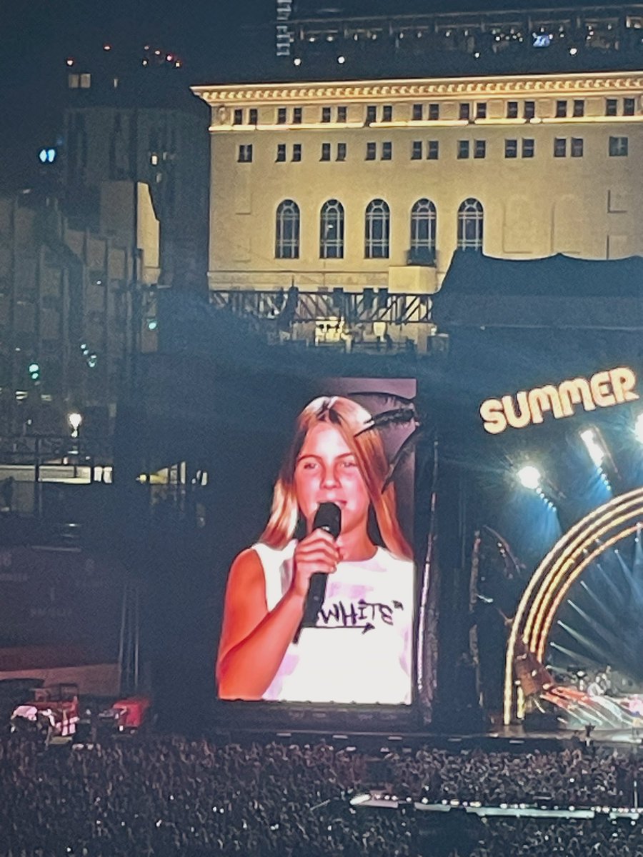 edythane's tweet photo. You just love changing my life, huh? 

P.S. I saw Willow do flips across the stage in 2019, sing live in 2023… what’s next, @Pink? https://t.co/JyNmBfVlNo