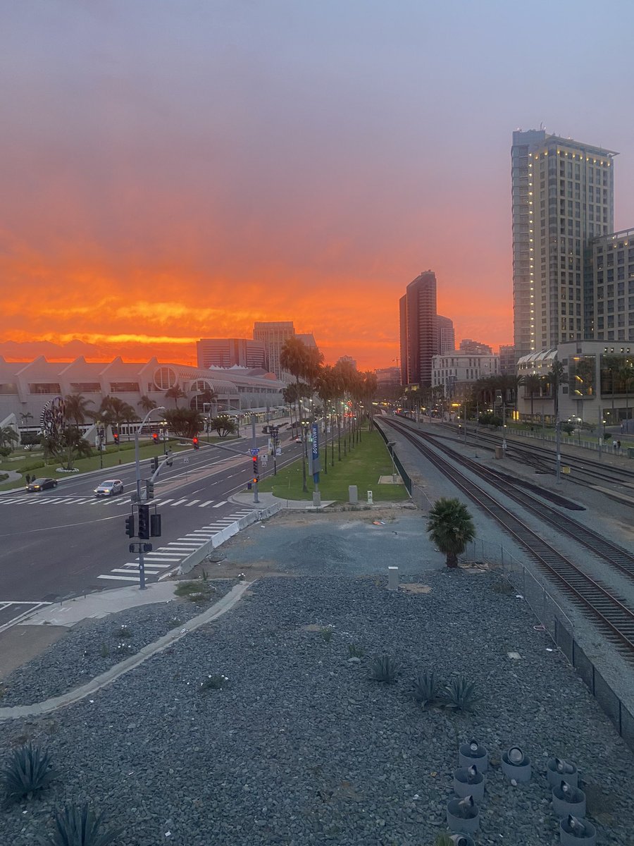 jasminecbs8's tweet image. Unbelievable sunset 🌆 before #HurricaneHilary arrives