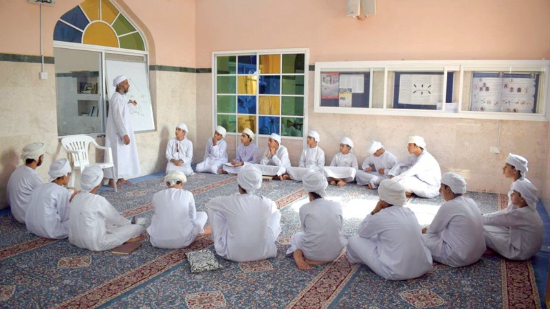 إذا وجدت حلقة قرآن في مسجدكم القريب فلا تتركها وابدأ بها يومك، ففيها بركة وخير
وإن لم توجد فأقمها أنت بلا تردد.