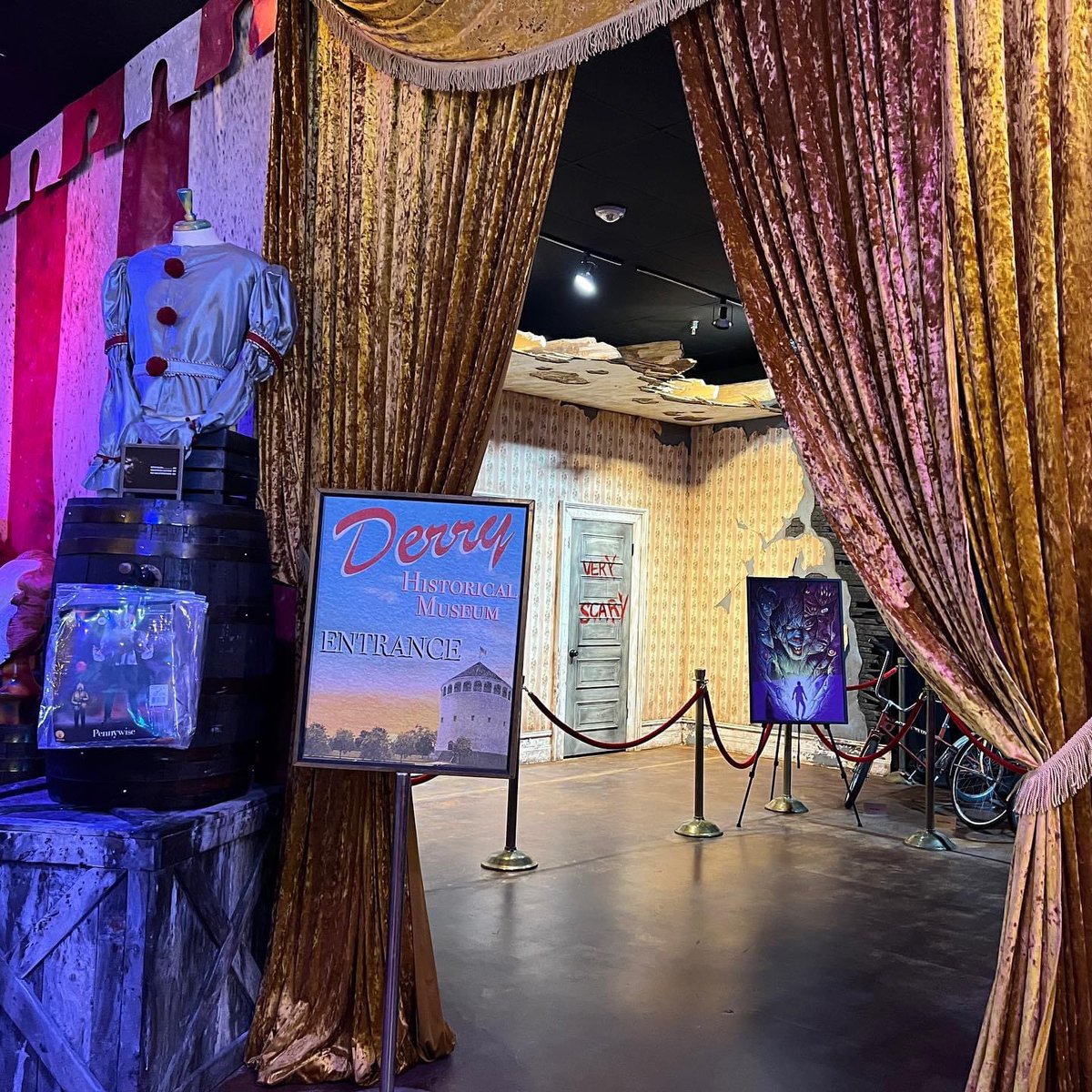 Freaks_HHN's tweet photo. Wow!!! That might be my favorite escape room ever! So many special effects, lots of creepy rooms and even some jump scares. I’ll be writing a spoiler-free article soon. In the meantime, thanks for the memories, Derry! 

#escaperoom #escapeit #itescape #itescaperoom https://t.co/CbRZ3KadEN