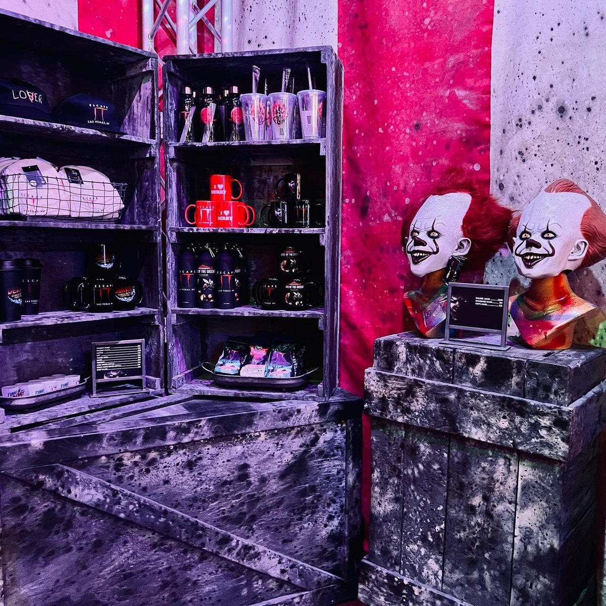 Freaks_HHN's tweet photo. Wow!!! That might be my favorite escape room ever! So many special effects, lots of creepy rooms and even some jump scares. I’ll be writing a spoiler-free article soon. In the meantime, thanks for the memories, Derry! 

#escaperoom #escapeit #itescape #itescaperoom https://t.co/CbRZ3KadEN