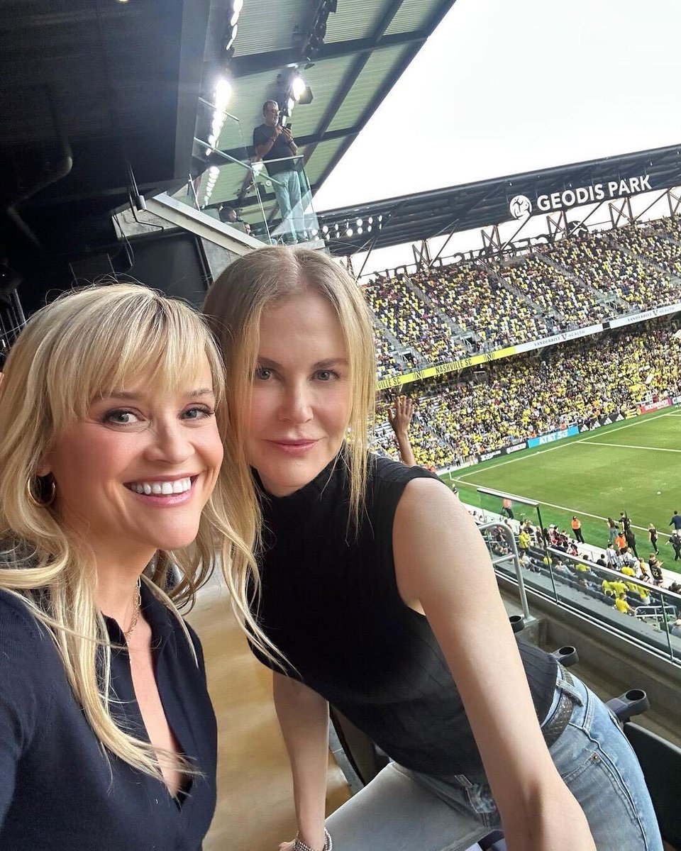 📷 Reunión de #BigLittleLies con Reese Witherspoon y Nicole Kidman viendo a Messi 🫶