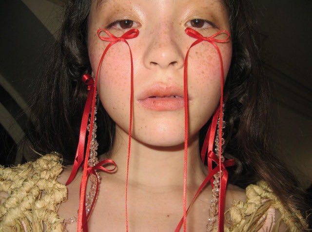 thesoftestaura's tweet photo. simone rocha fw23 bow tears ୨୧ https://t.co/6zajw03Kxh