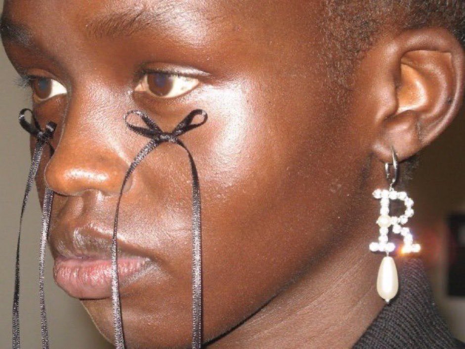 thesoftestaura's tweet photo. simone rocha fw23 bow tears ୨୧ https://t.co/6zajw03Kxh