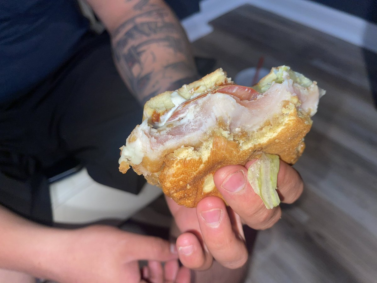 your_dailyhaley's tweet photo. @BurgerKing is out here trying to give salmonella to people. 🤢🤮 so disgusting https://t.co/XAtKD08Hv7