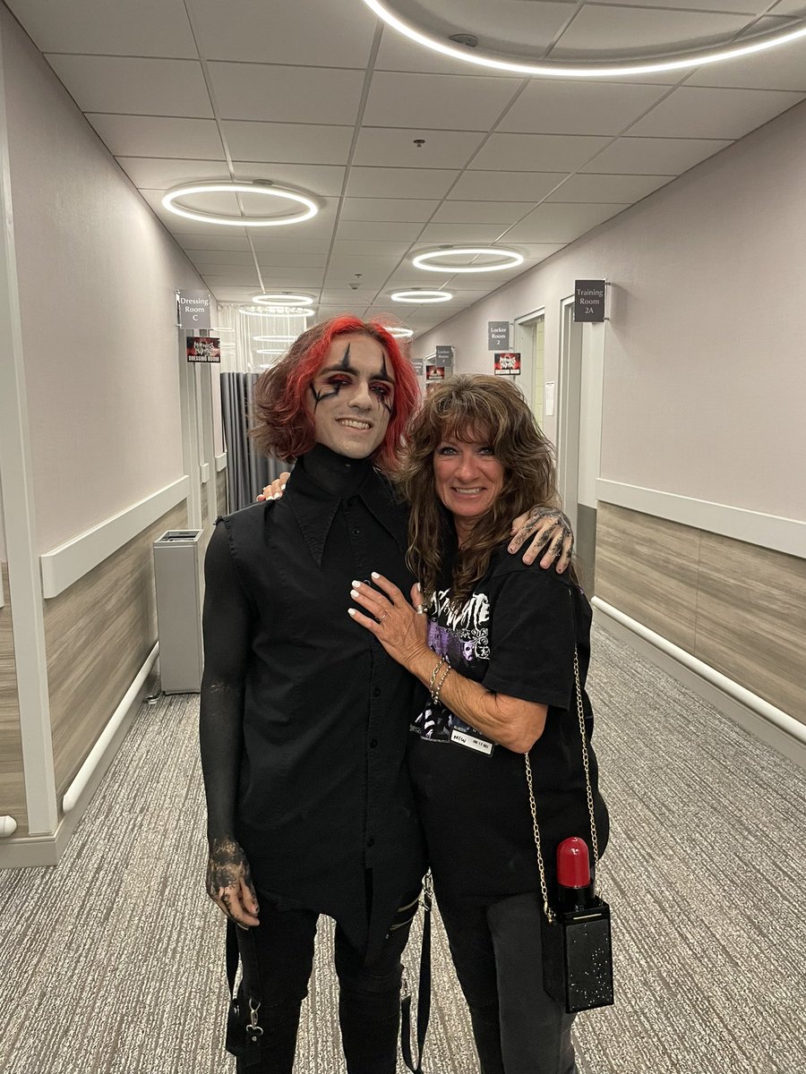 chenzomauro's tweet photo. what an amazing way to end tour. such a lovely day. I have the best parents in the world 🖤 https://t.co/kal2bst67z