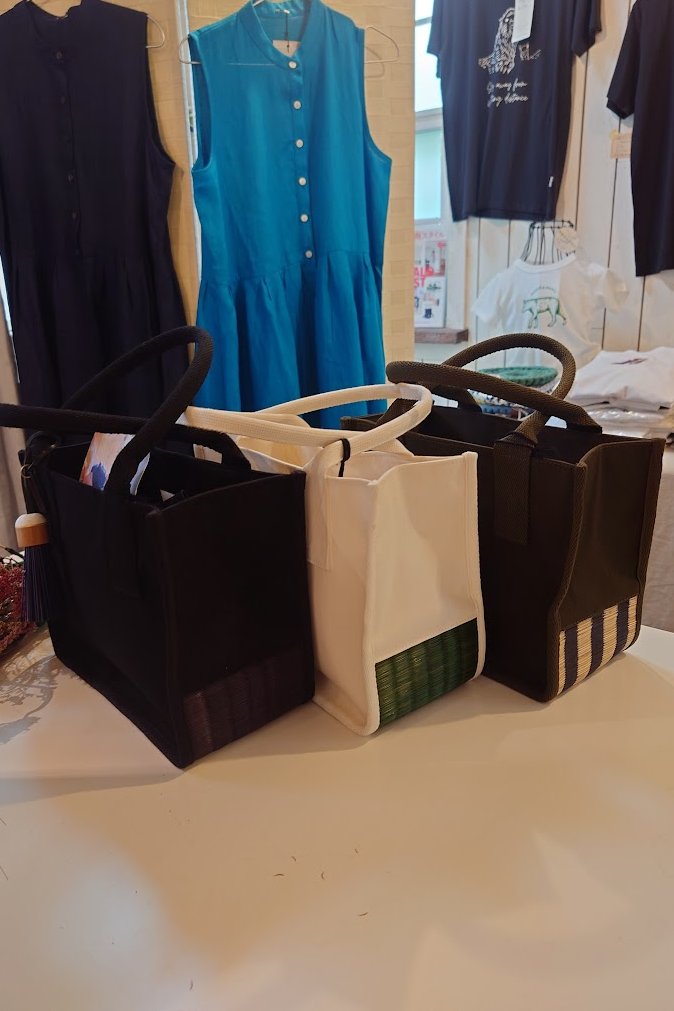 ethicalya's tweet photo. 8月20日㈰鎌倉は晴れ⛅11:00-17:00営業 です。 #SALASUSU #ファイナルセール さらに10%0ffになりました。 #miniboxtote #エシカル #鎌倉 #フェアトレード https://t.co/iTQqv0u2Dz