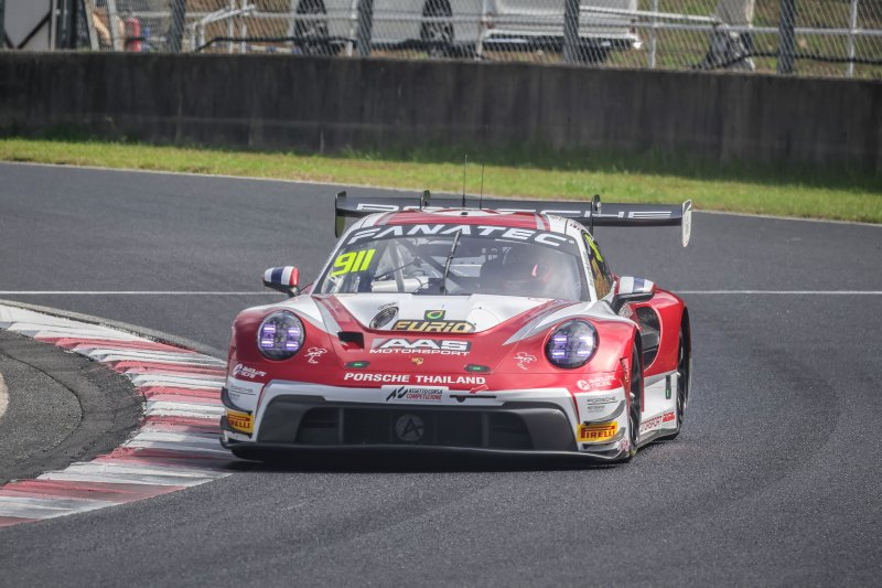 🛠️ PIT WINDOW OPEN 🛠️ @absolute_racing continues to lead after 25mins but will have an additional 10s at its pitstop. So expect Maezawa, Craft-Bamboo and CarGuy to jump the Porsche. 📺 youtu.be/rytQLK6gs0k #GTWorldChAsia | #JapanCup 🇯🇵