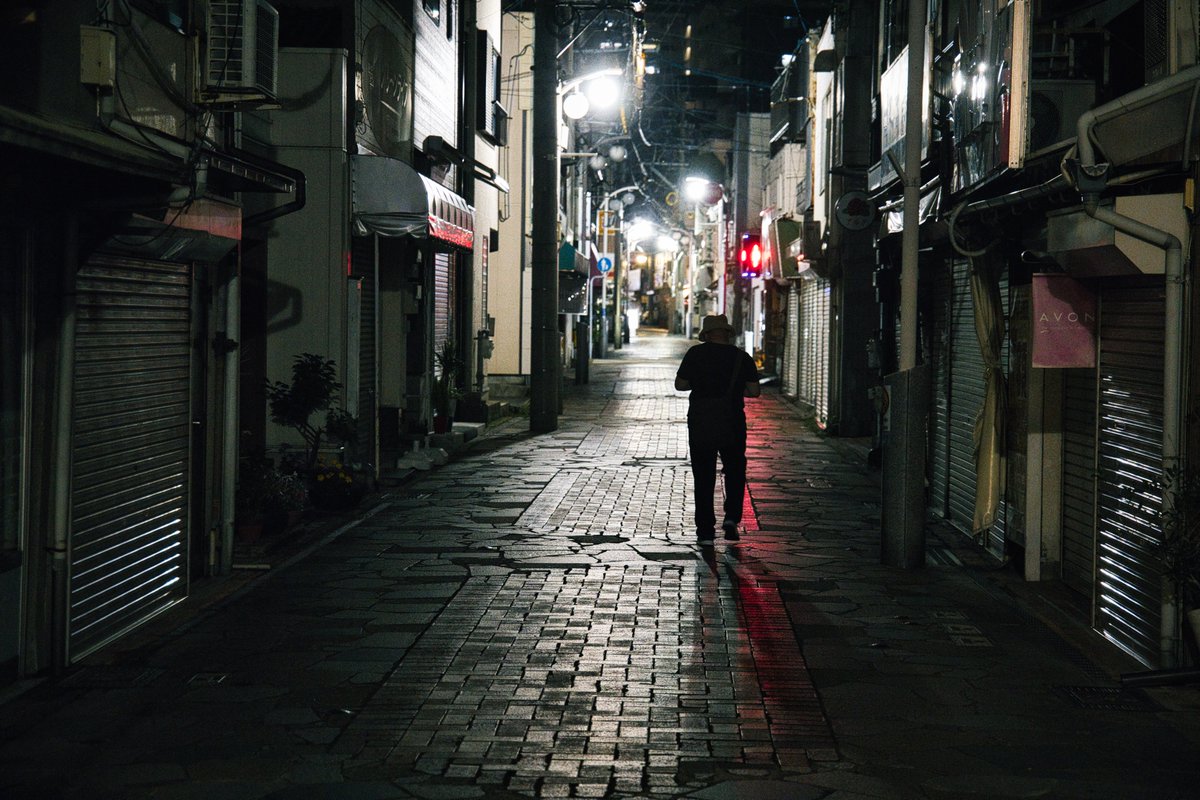 FieldScientist's tweet image. There is something quaint about Nagasaki at night, perhaps they are strolling aimlessly toward their second bar.
#eosr5 #Rf24105 #Canon #nagasaki #Japan #night #photography