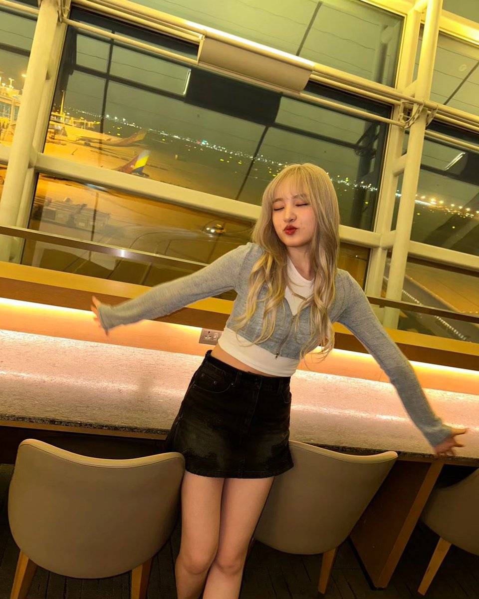 ensucker's tweet photo. luv her https://t.co/ZviXsGB9HX