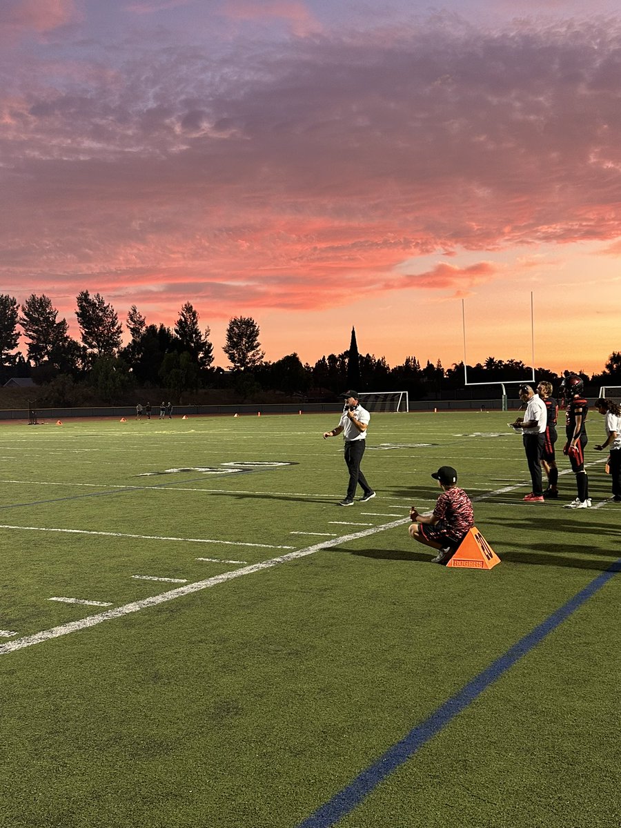 A beautiful sunset has seeped into Simi Valley for a game that’s going down to the wire. Crespi leads 35-28 with 5:30 remaining in the 3rd.