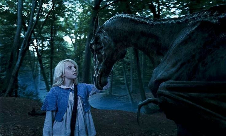Del mundo de Harry Potter, siempre me han marcado los threstal, estos caballos/reptiles alados y oscuros que pueden ser vistos exclusivamente por quienes han estado muy cerca de la muerte.
Su presencia es como un don triste, como el lenguaje que solo las víctimas conocen.