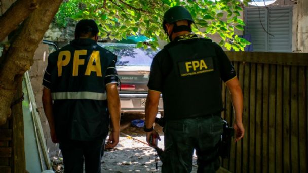 FPAcba's tweet photo. 📍 #GralCabrera | 👮🏻‍♂️ #ControlDePersona | @PFAoficial controló a un sujeto que se trasladaba por calle Av. Belgrano y Buenos Aires. Entre las pertenencias del controlado se logró el secuestro de varias dosis de marihuana. Tras el hallazgo, se solicitó la colaboración de la #FPA. https://t.co/oEdfD1mfkn