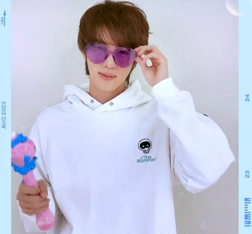 _belhj_'s tweet photo. –[Seokjin del mes n] Mensaje de #Jin: agosto de 2023 💌

El final del verano con Jini Seok💜
ARMYs, ¿están teniendo un buen verano~? 😎🏖️

#August_Seokjin #AmiLovers #Funnybubbles #Hombre de aspecto real Seokjini

🔗https://t.co/W0wIFc4Bsq

~°🐢 https://t.co/AKaSNlrpx9