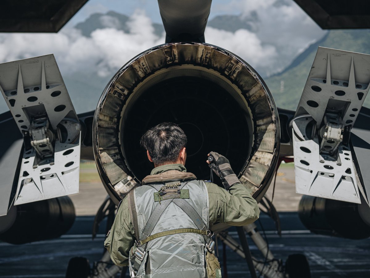 mna_roc's tweet image. 針對中共東部戰區在臺灣周邊海、空域軍演，國軍持續加強戒備，派遣海、空軍兵力應對，保持高度警覺。圖為 #中華民國空軍 派遣F-16V戰機執行空中巡邏任務。

#ROCArmedForces #ROCAF #F16V #ProtectOurCountry #ROC #Taiwan🇹🇼